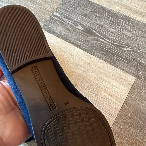 Like New! Tommy Hilfiger suede loafer - Picture 6 of 11